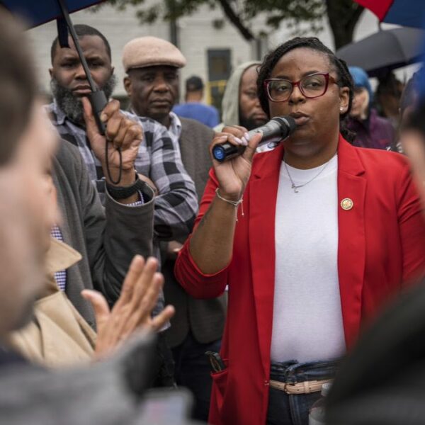 Cargos federales a congresista LaMonica McIver, tras incidente con agentes de ICE