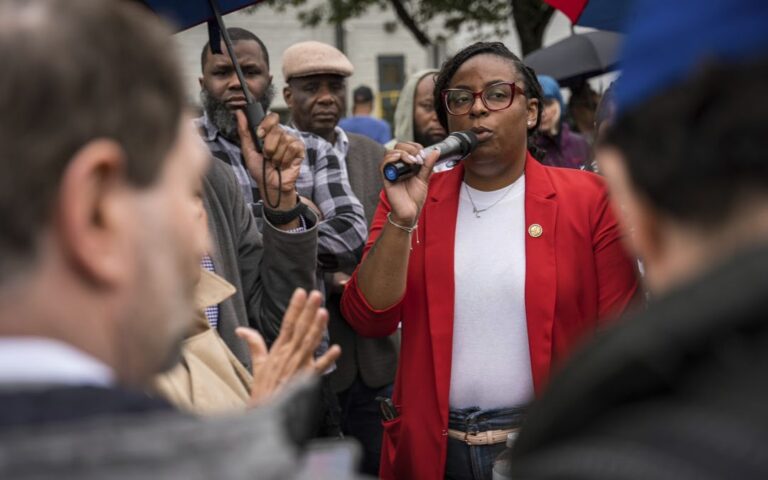 Cargos federales a congresista LaMonica McIver, tras incidente con agentes de ICE