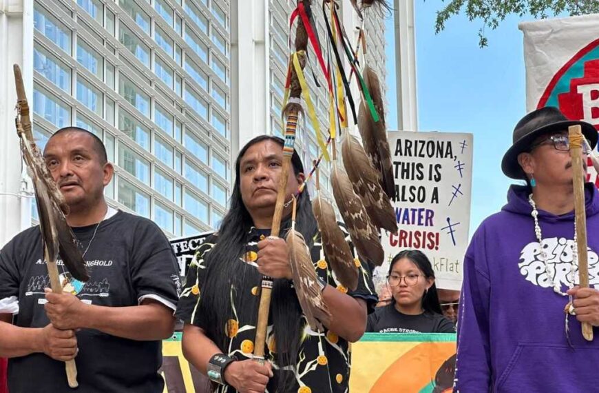 Nativos se manifiestan en tribunal federal de Phoenix en defensa de tierras sagradas