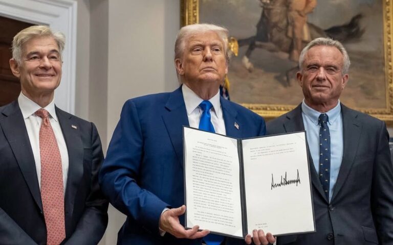 Bajarán precios de medicamentos: Donald Trump firma decreto presidencial