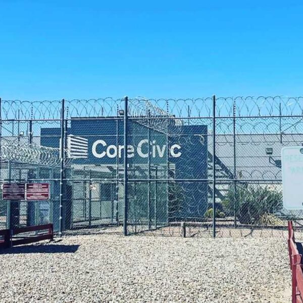 Denuncian ‘trato inhumano’ en centro de detención de ICE en Eloy, Arizona