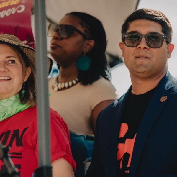 Piden estudiantes de Arizona proteger la educación pública