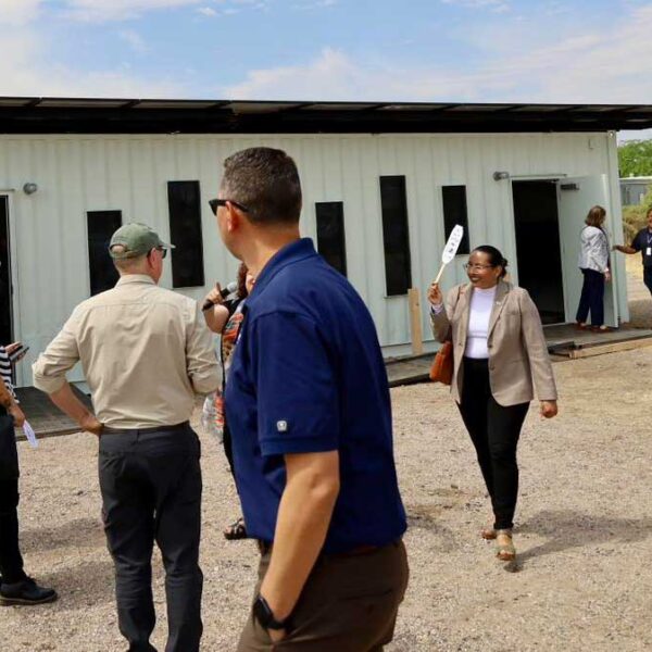 Arizona transforma contenedores en centros de enfriamiento para salvar vidas 