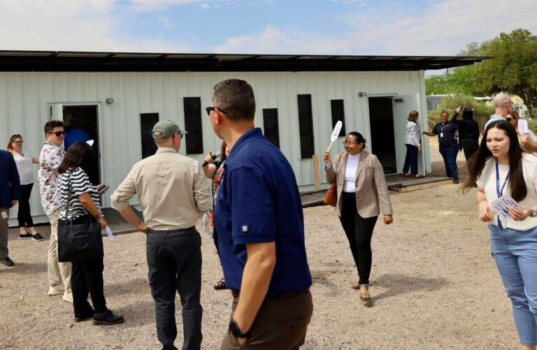 Arizona transforma contenedores en centros de enfriamiento para salvar vidas 