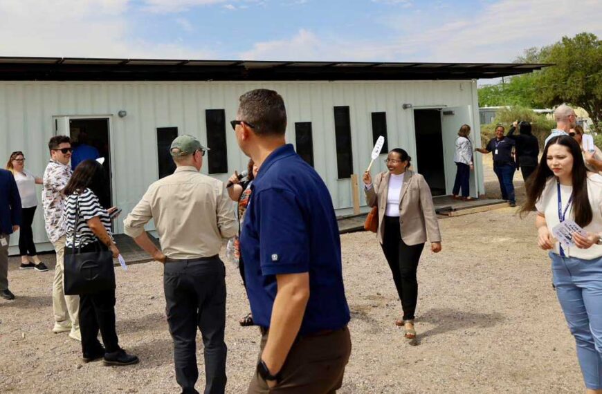 Arizona transforma contenedores en centros de enfriamiento para salvar vidas 