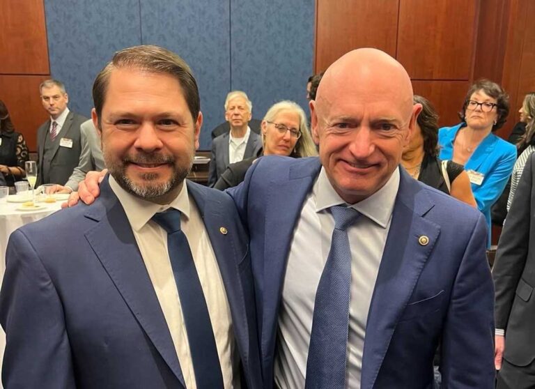 Encuesta revela división en Arizona, con tendencia a liderazgo demócrata