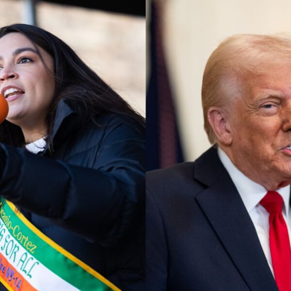 AOC llama a impugnar al presidente Trump por ataque de EU a Irán