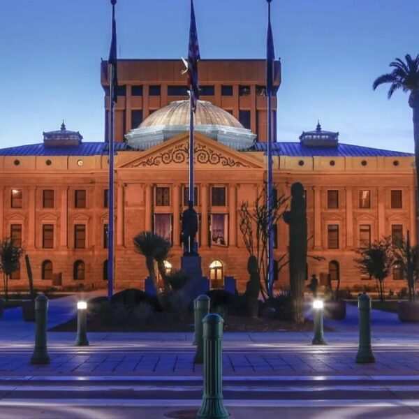 Al borde del cierre de gobierno: Katie Hobbs veta presupuesto ‘irresponsable’ y ‘partidista’