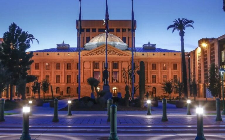 Al borde del cierre de gobierno: Katie Hobbs veta presupuesto ‘irresponsable’ y ‘partidista’