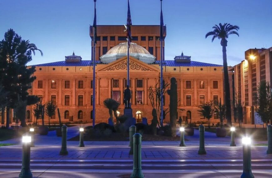 Al borde del cierre de gobierno: Katie Hobbs veta presupuesto ‘irresponsable’ y ‘partidista’
