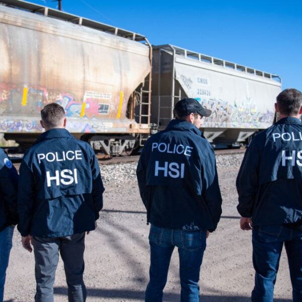 ¿Qué significan las letras HSI en uniformes de agentes federales?