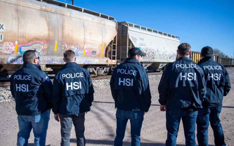 ¿Qué significan las letras HSI en uniformes de agentes federales?