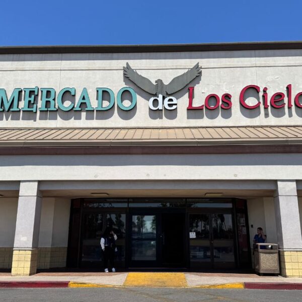 El miedo vacía los mercados hispanos de Phoenix: sus ventas caen hasta un 50%