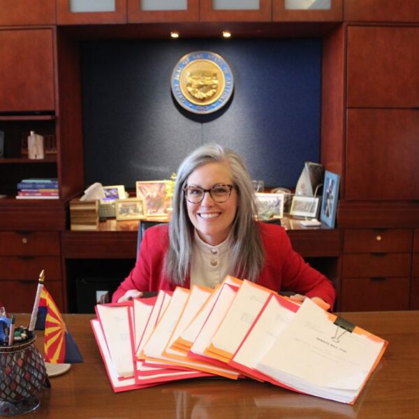 Arizona evita cierre de gobierno: tras meses de drama firman presupuesto bipartidista