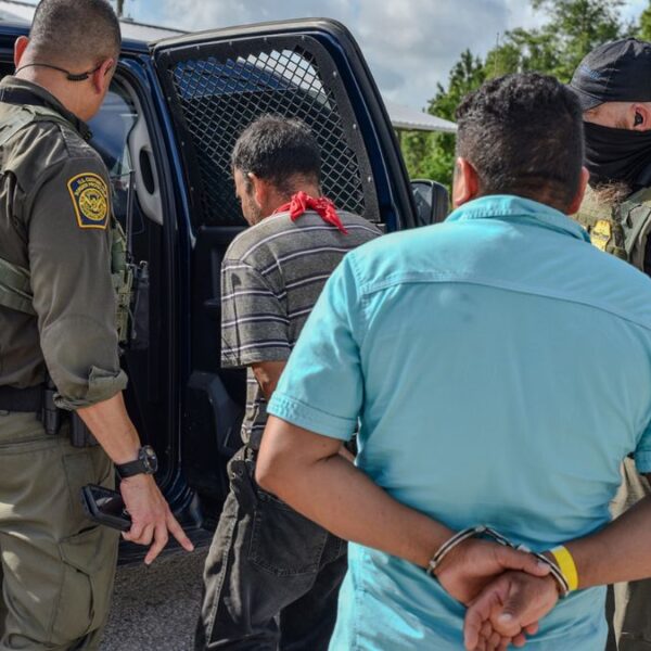 Muere inmigrante mexicano bajo custodia de ICE en Florence, Arizona