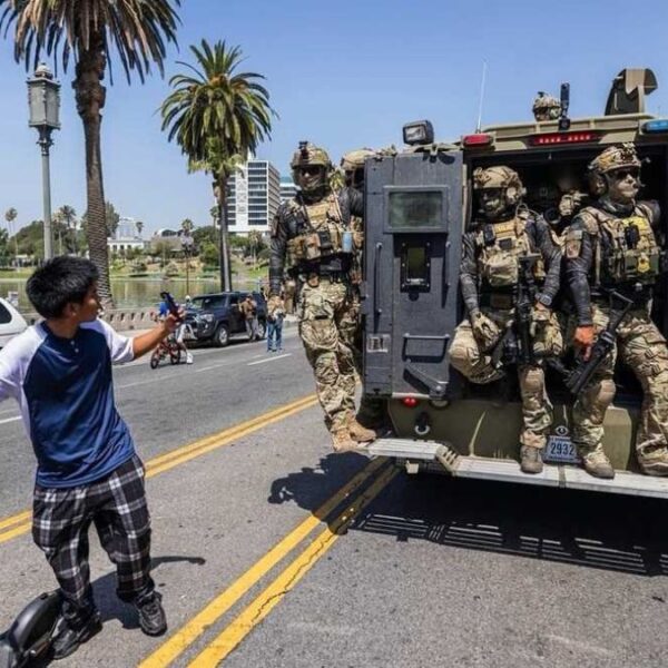 Despliegue masivo de agentes de ICE en MacArthur Park de LA provoca indignación