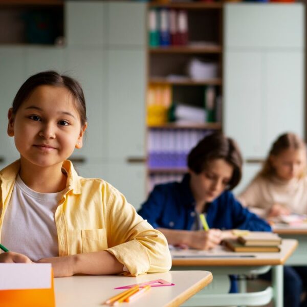 Nueva política del HSS limita acceso a programas vitales para niños inmigrantes