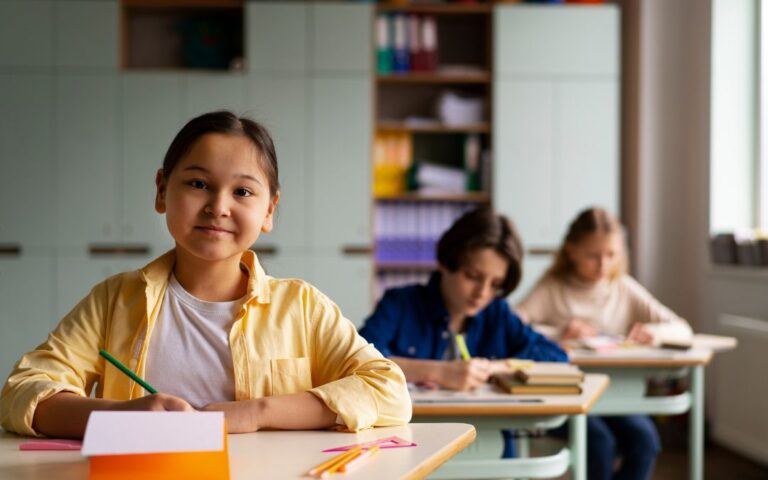 Nueva política del HSS limita acceso a programas vitales para niños inmigrantes