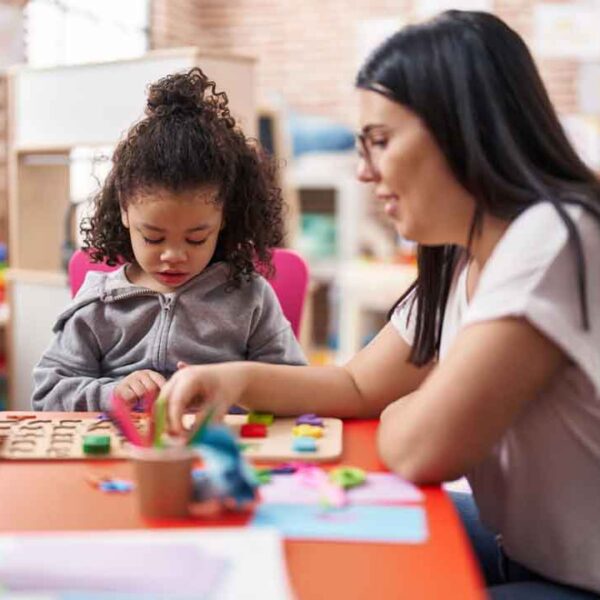 Liberan 900 plazas de cuidado infantil ante inversión histórica en Arizona