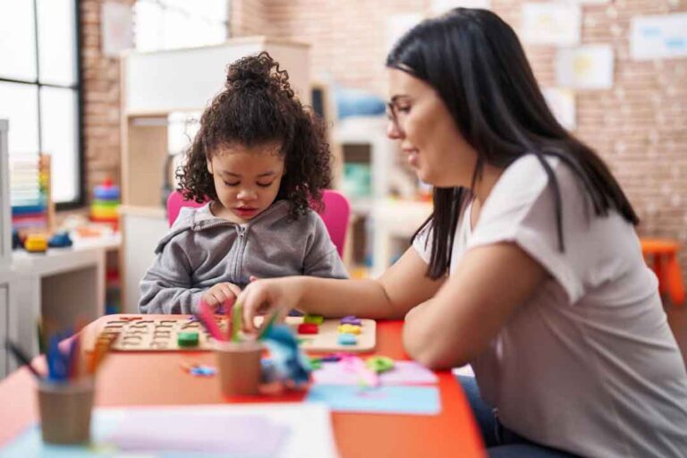 Liberan 900 plazas de cuidado infantil ante inversión histórica en Arizona