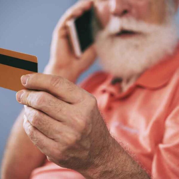 Adultos mayores, víctimas de fraude en Arizona; pierden $12.5 millones durante el 2025