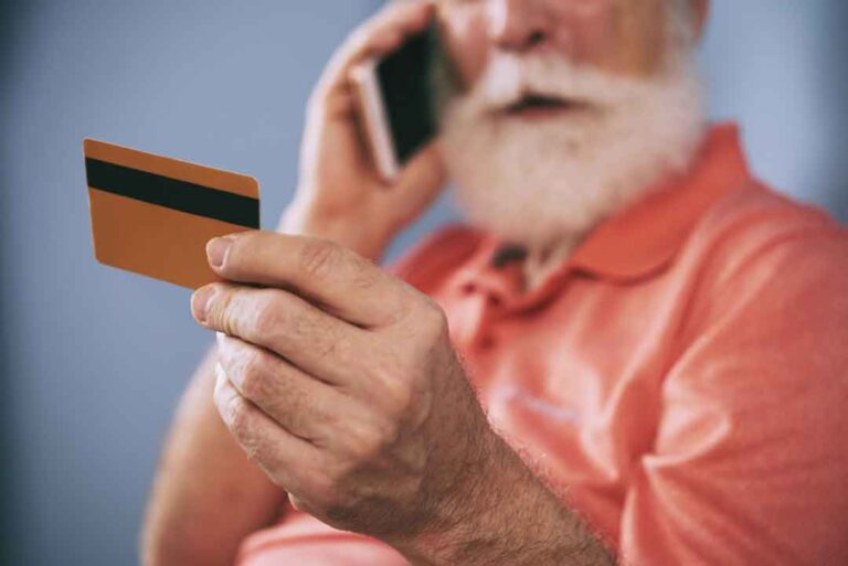 Adultos mayores, víctimas de fraude en Arizona; pierden $12.5 millones durante el 2025