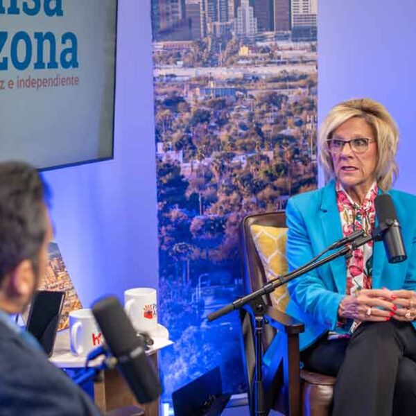 Pam Giannonatti de empacadora en Fry’s Food Stores a luz de esperanza