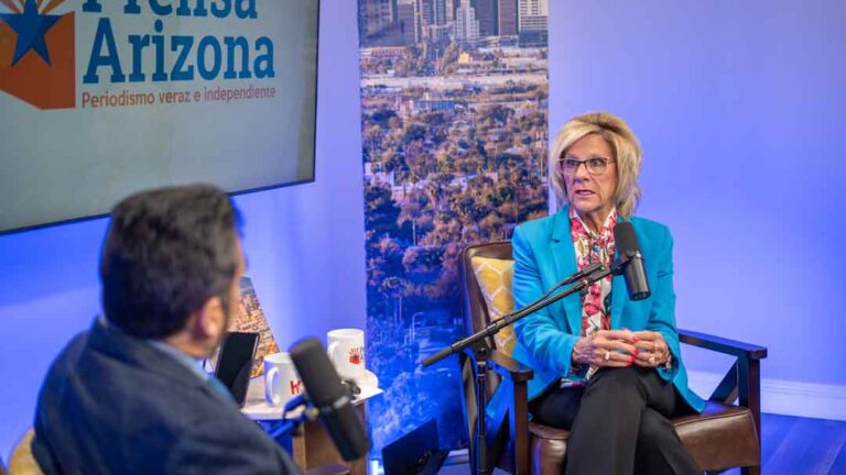 Pam Giannonatti de empacadora en Fry’s Food Stores a luz de esperanza