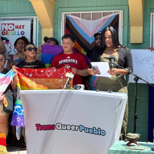 Comunidad LGBTQ+ exige liberación de Yari, una mujer con cáncer detenida en Eloy