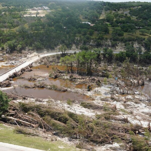 Víctimas de inundaciones en Texas van en aumento: suman 119 muertes