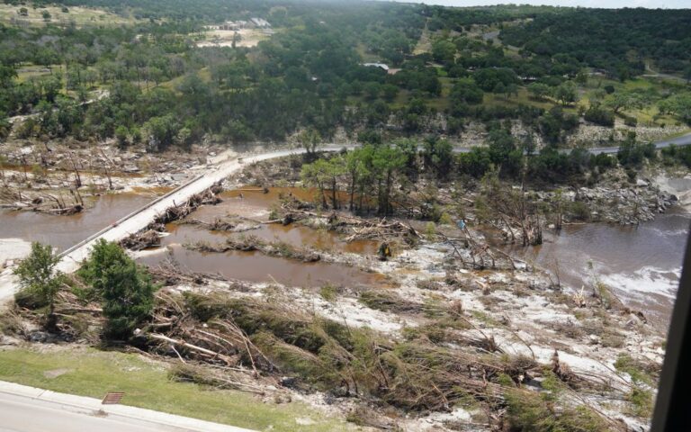Víctimas de inundaciones en Texas van en aumento: suman 119 muertes