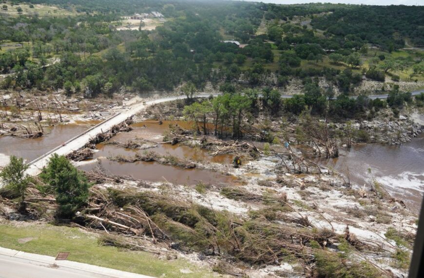 Víctimas de inundaciones en Texas van en aumento: suman 119 muertes