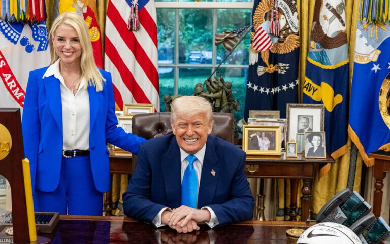 Donald Trump fue informado en mayo que sí aparece en los archivos de Jeffrey Epstein: WJS