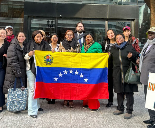 Litigan medio millón de vidas en juego por cancelación de parole humanitario