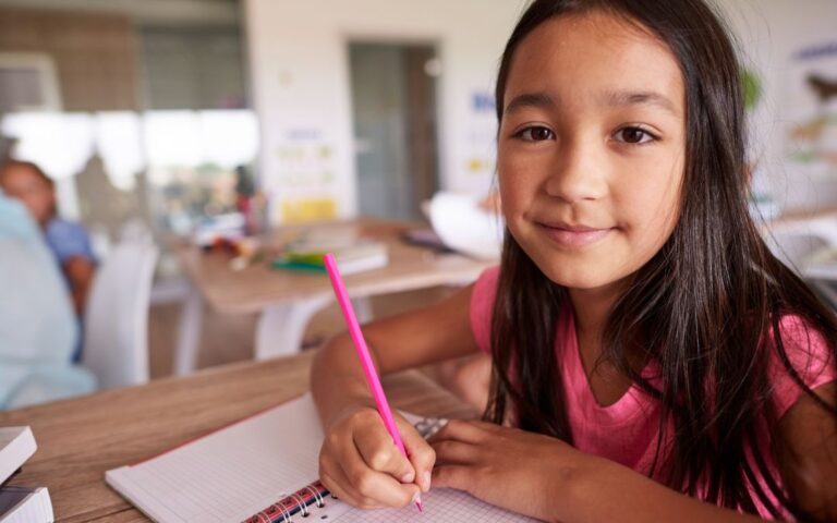 Jueces salvan educación en español: fallo unánime contra intento de eliminarlo