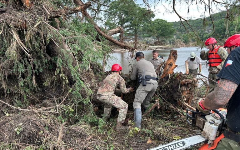 Tragedia en Texas: Suman 82 muertes y sigue búsqueda de 10 niñas desaparecidas
