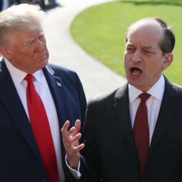 ¿Dónde quedó Alex Acosta? Omisión en citaciones sobre caso Epstein desata críticas