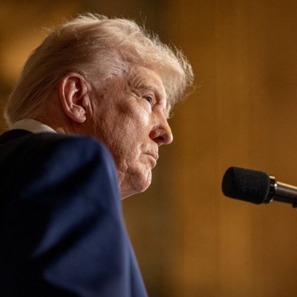 Aprobación de Trump a la baja en votantes blancos por economía y sombra de Epstein