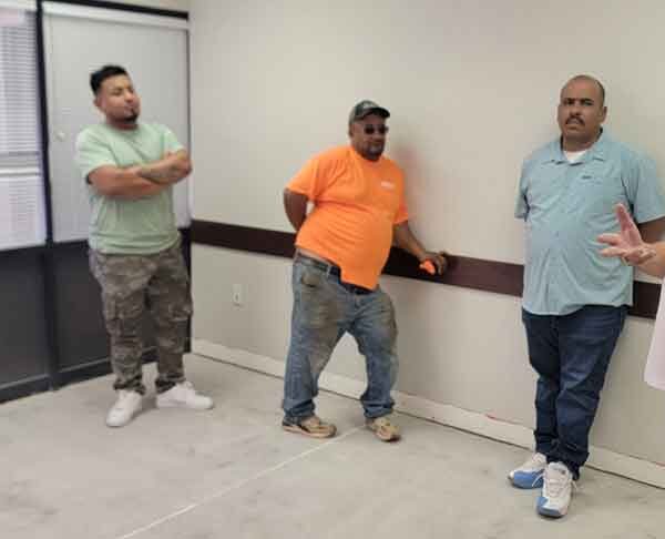 ‘Rooferos’ estafados reciben asesoría legal y alistan demandas contra empleador