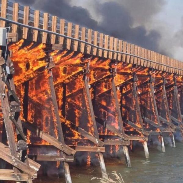Estado de emergencia por incendios: Colapsa puente clave entre Arizona y California