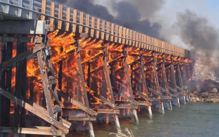Estado de emergencia por incendios: Colapsa puente clave entre Arizona y California