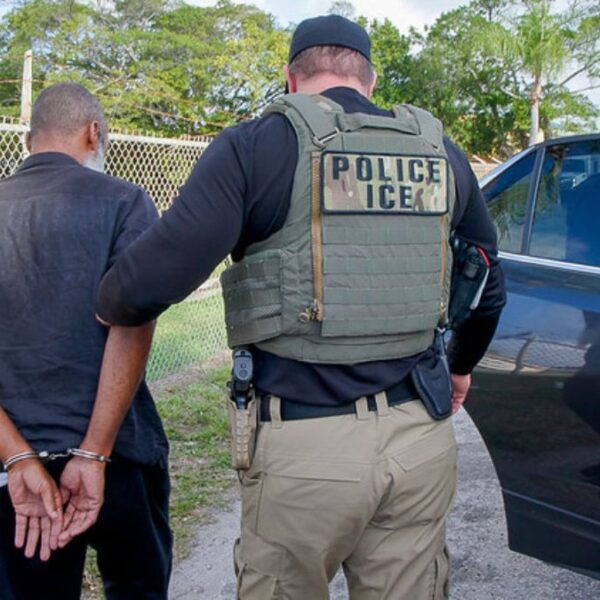Corte Suprema levanta restricción de perfil racial en redadas de ICE