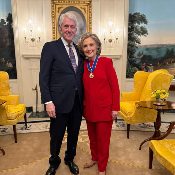 Amenazan con cárcel a los Clinton