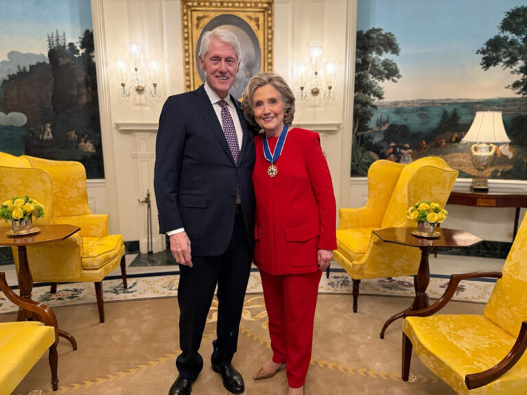 Amenazan con cárcel a los Clinton