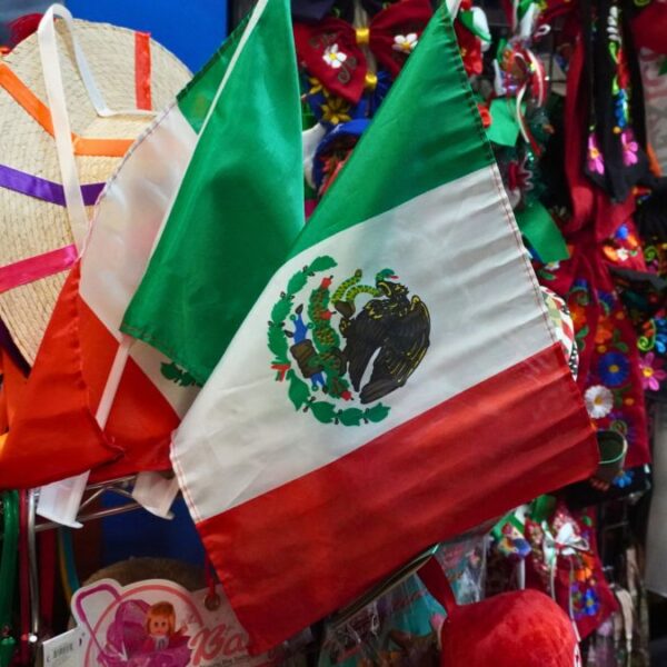 Colores de México en Phoenix: Artesanías adornan los mercados