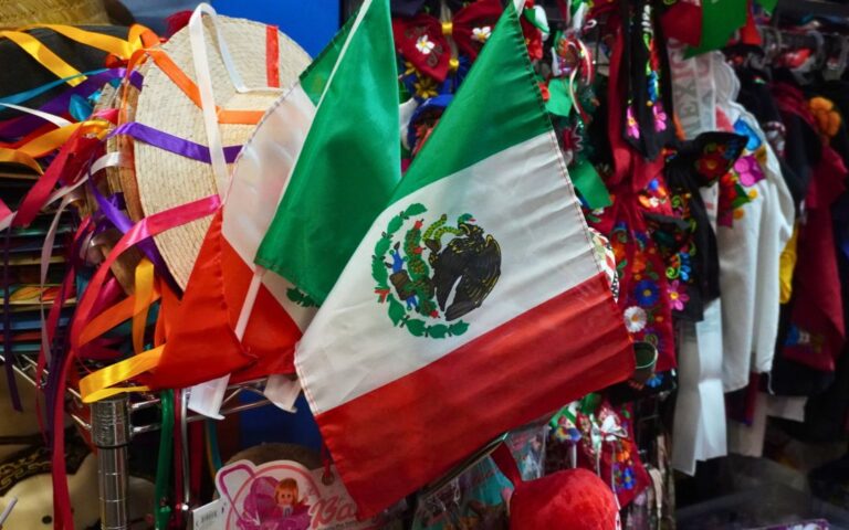 Colores de México en Phoenix: Artesanías adornan los mercados