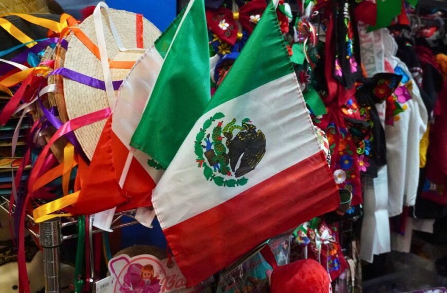 Colores de México en Phoenix: Artesanías adornan los mercados