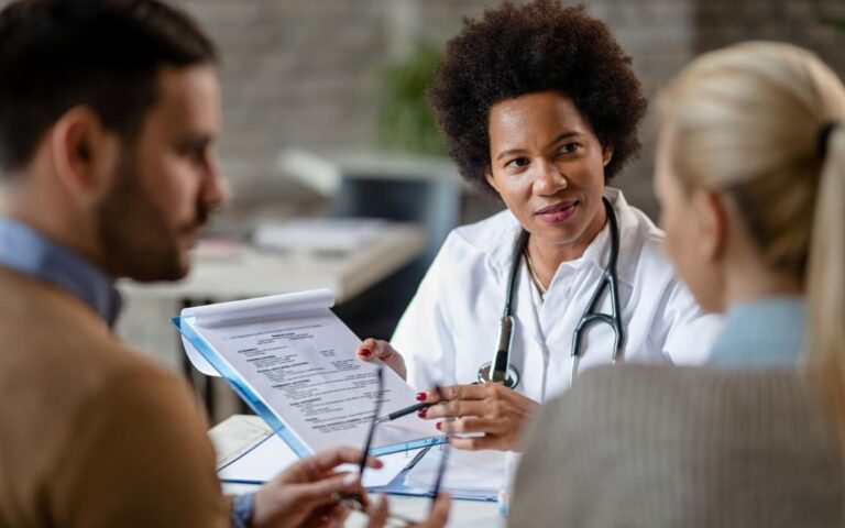 Advierten alzas en seguros de salud y un colapso en el sistema