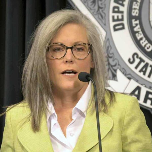 Promete Katie Hobbs reformas al Departamento de Seguridad Infantil