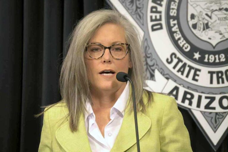 Promete Katie Hobbs reformas al Departamento de Seguridad Infantil